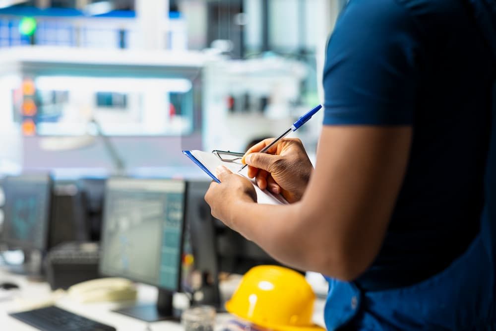 Técnico revisando una checklist de mantenimiento