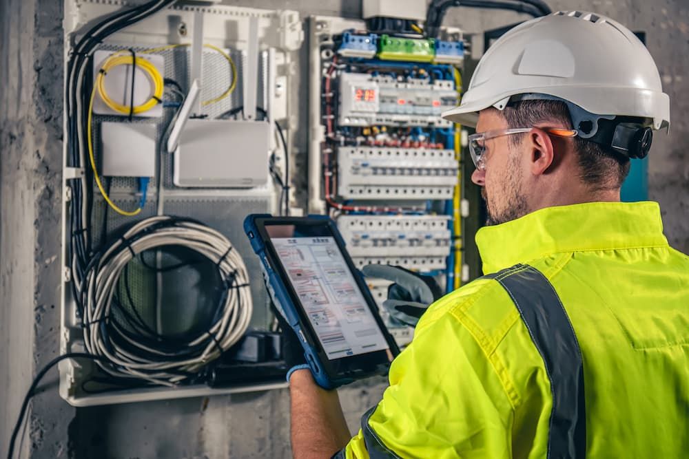 Técnico revisando un cuadro eléctrico