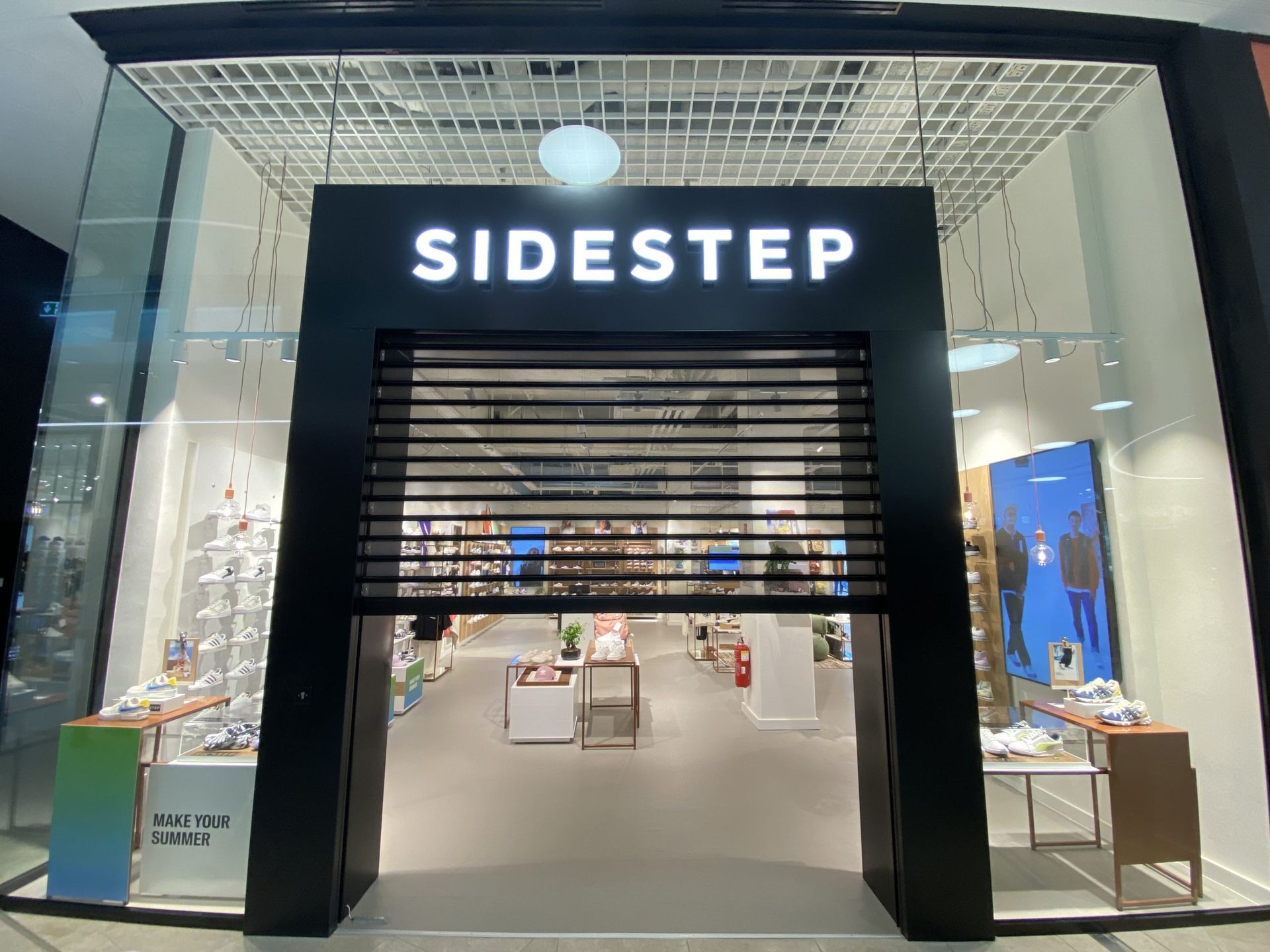Fachada de la tienda Sidestep en un centro comercial