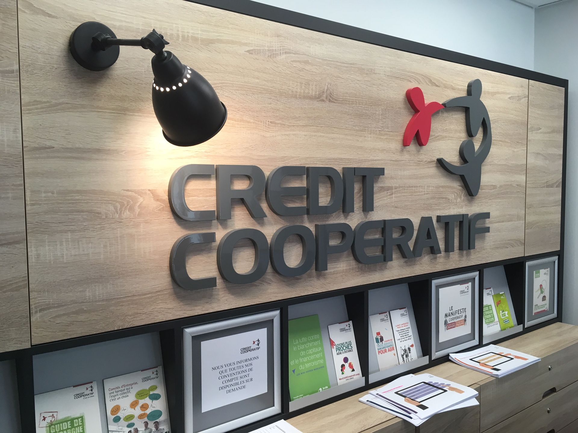 Oficina bancaria Crédit Coopératif con revestimiento de madera
