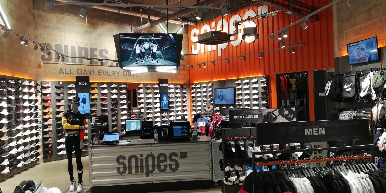 Tienda de calzado deportivo Snipes