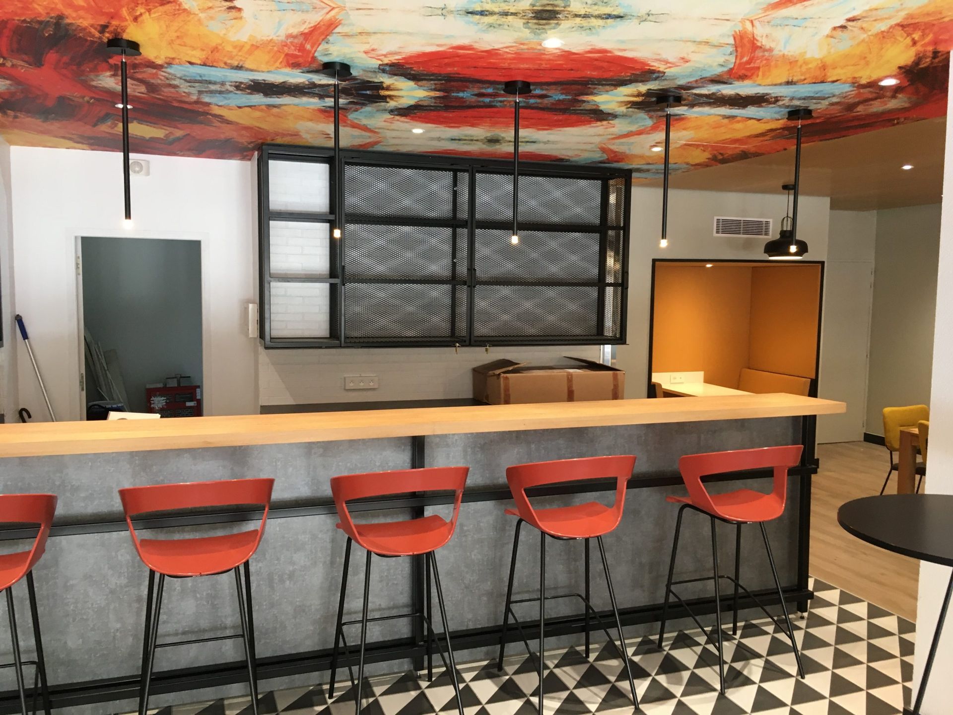 Local de restauración con barra reformado en Barcelona